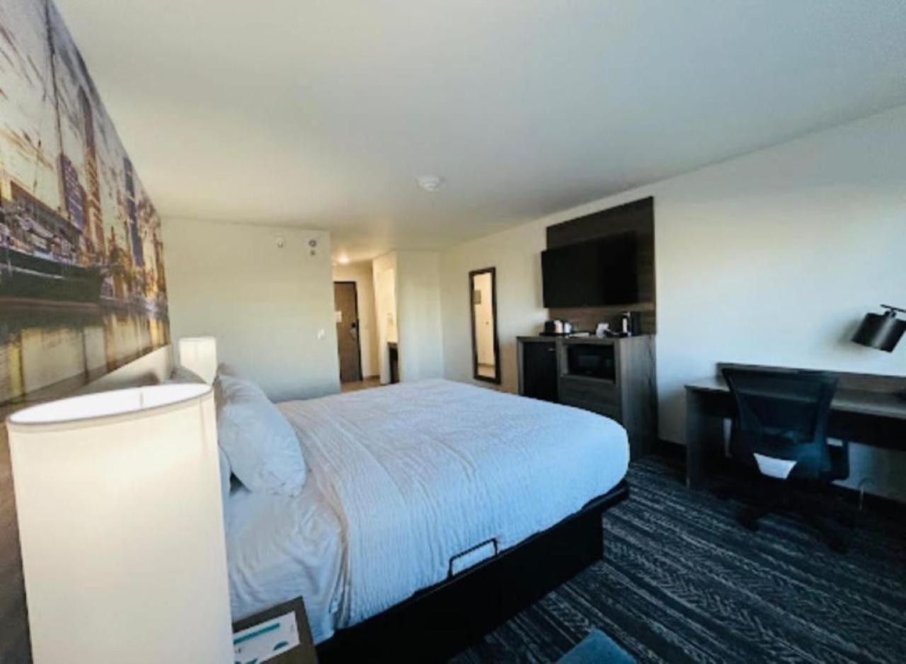 Hotel Clarion Pointe Milwaukee Exterior foto