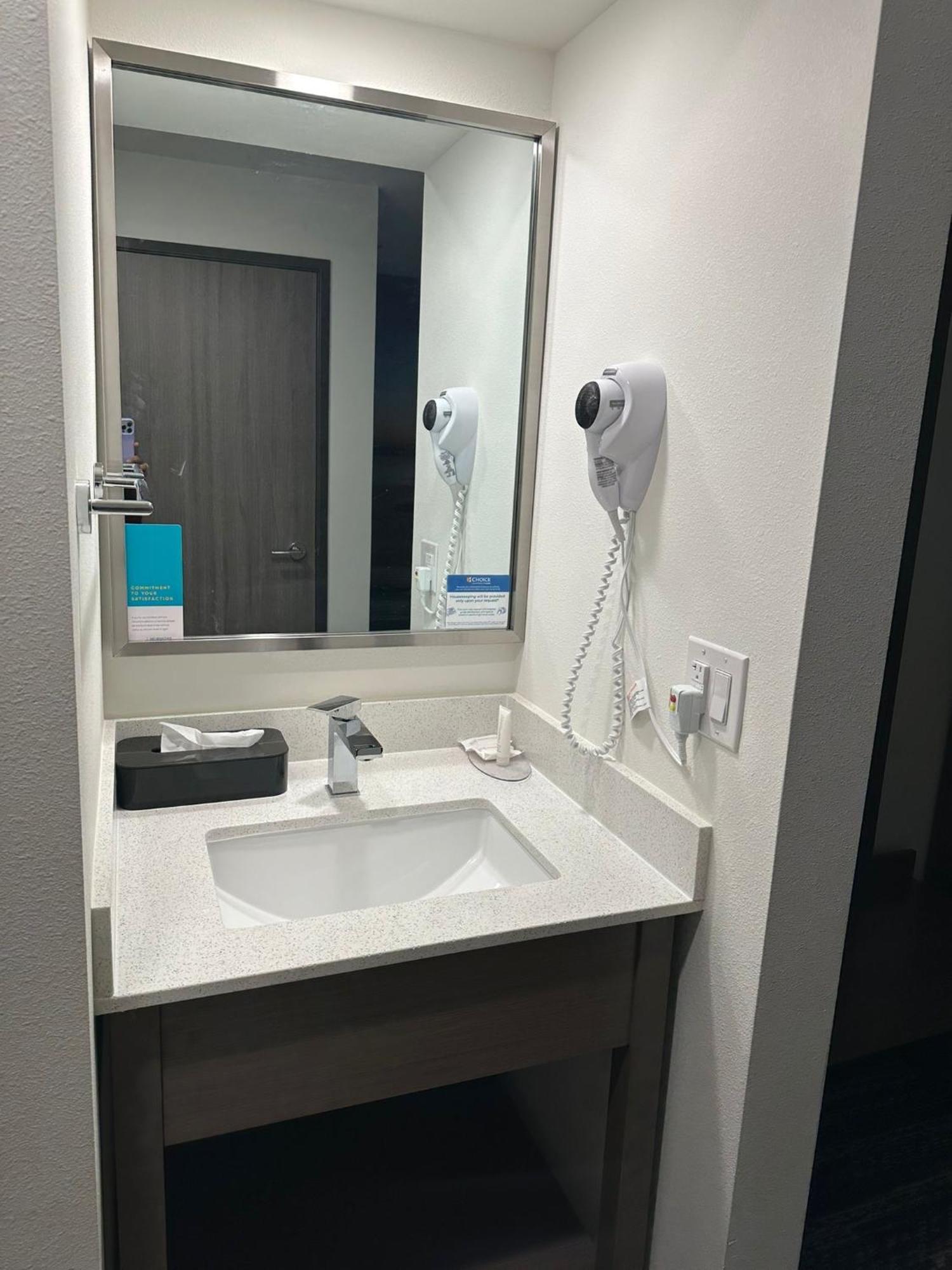 Hotel Clarion Pointe Milwaukee Exterior foto